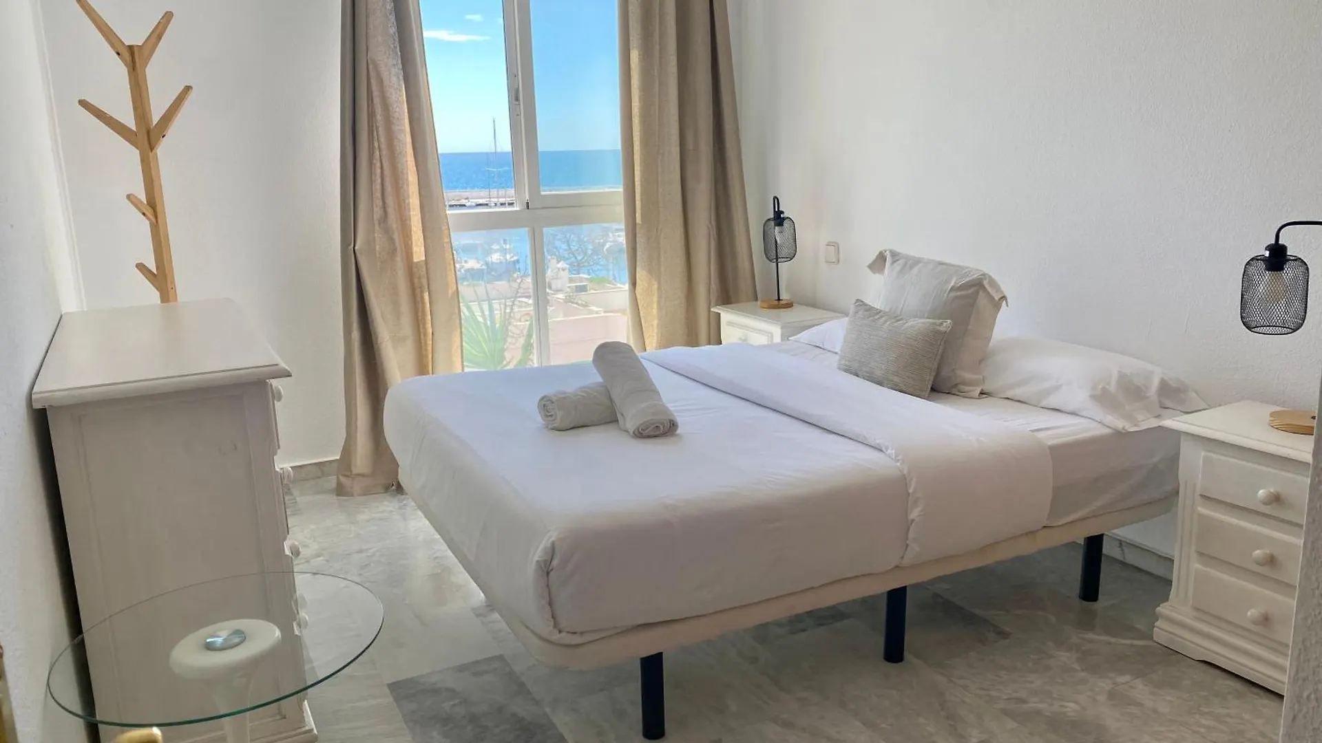 Seafront In Marbella With Pool And Garage Appartement