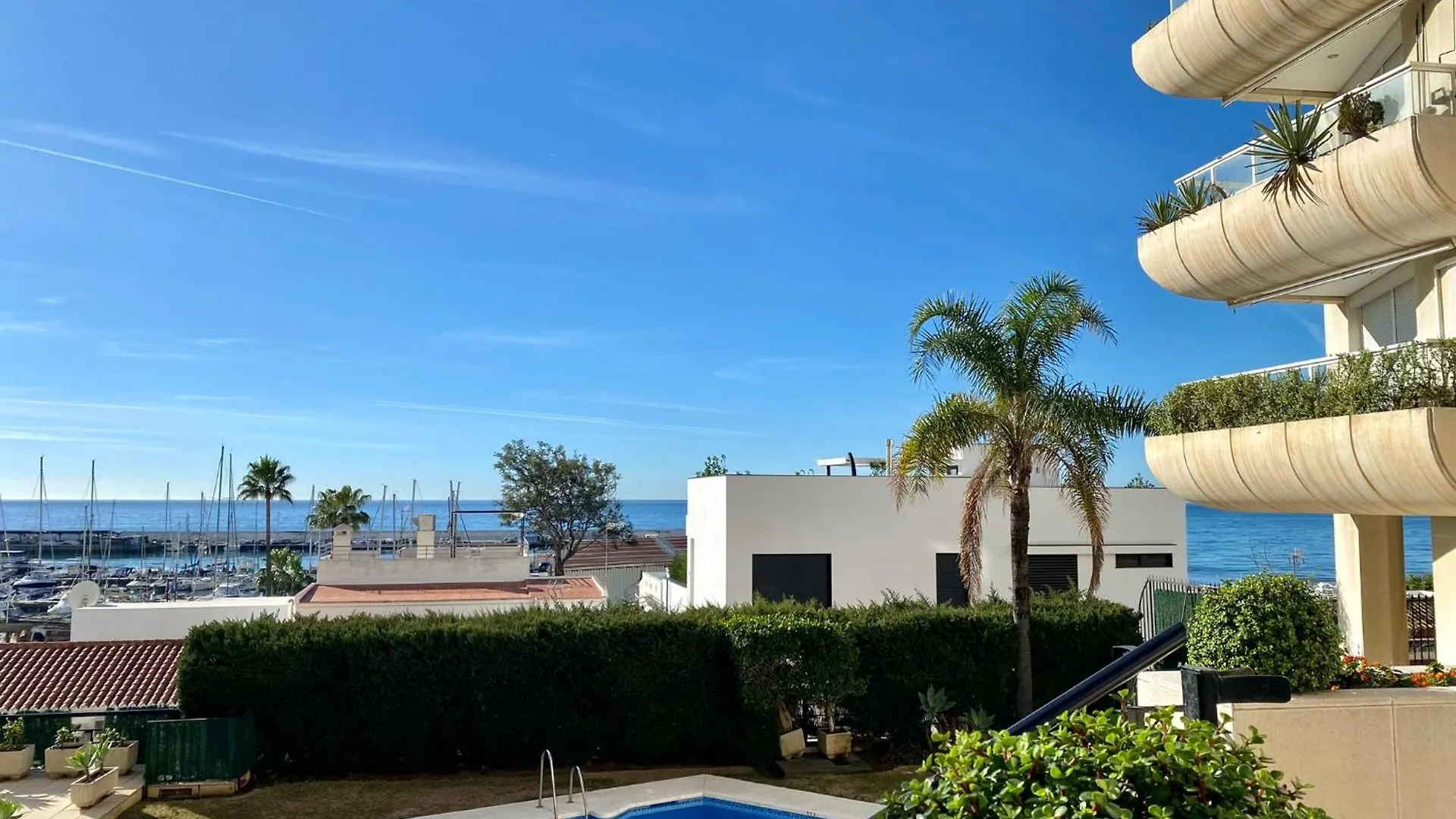 Seafront In Marbella With Pool And Garage Appartement