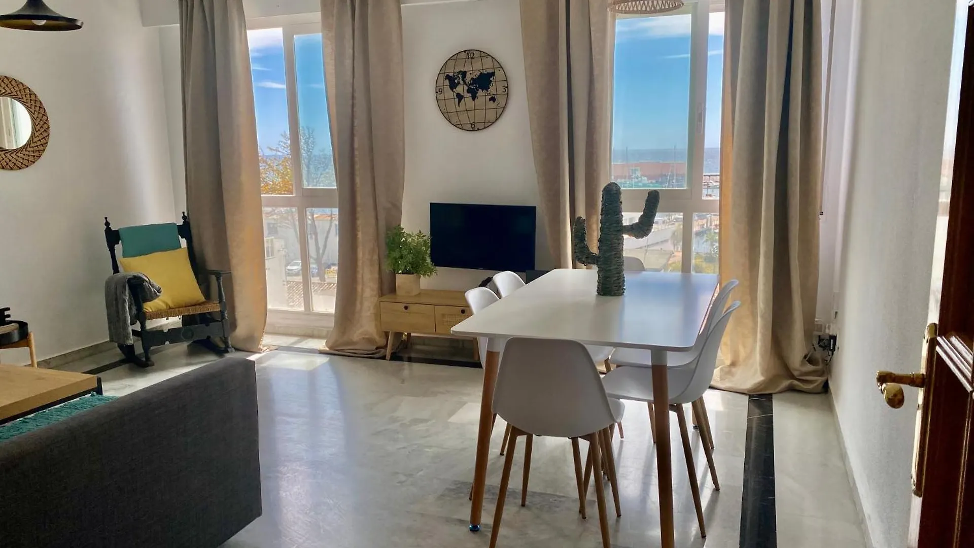 Seafront In Marbella With Pool And Garage Appartement Spanje