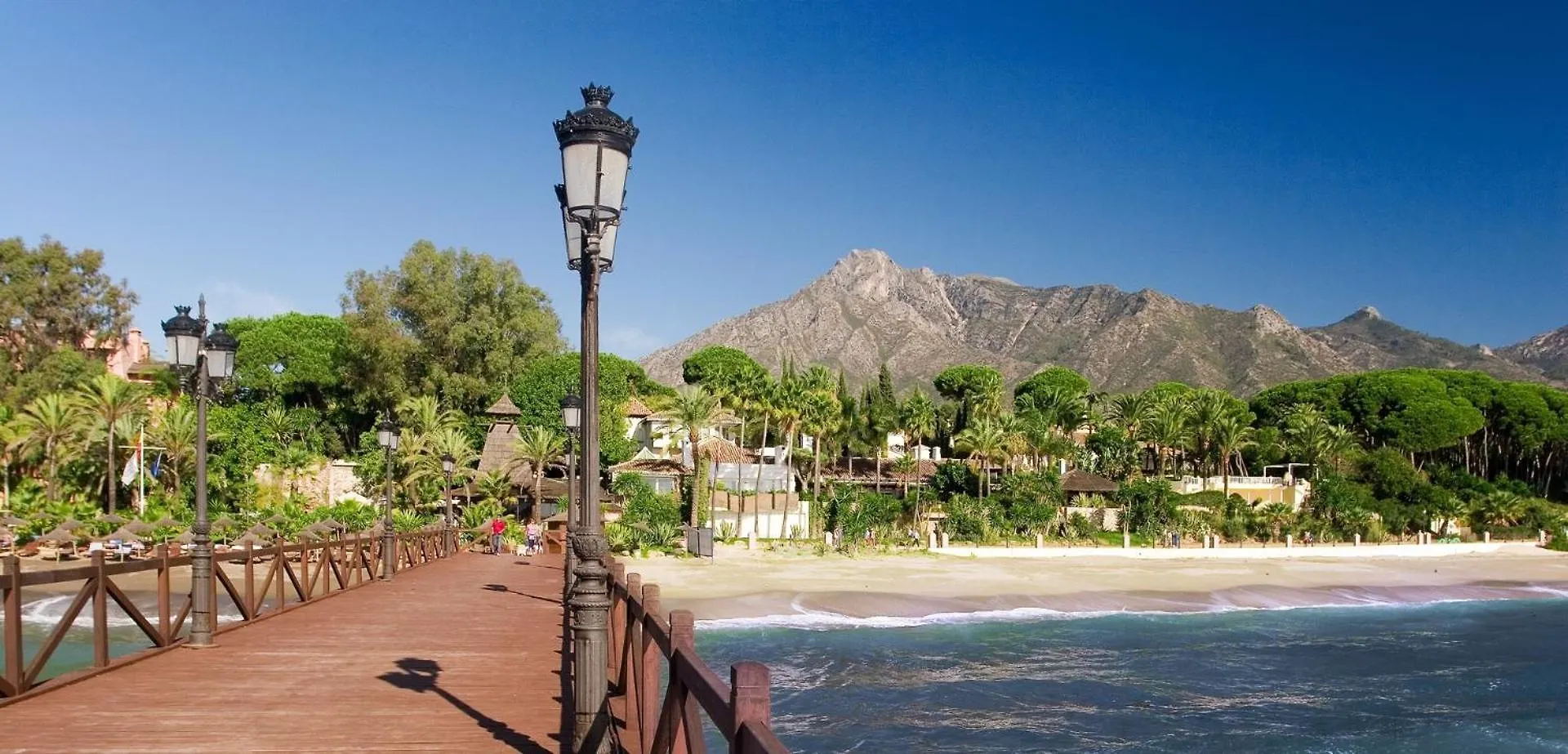 Seafront In Marbella With Pool And Garage Apartment