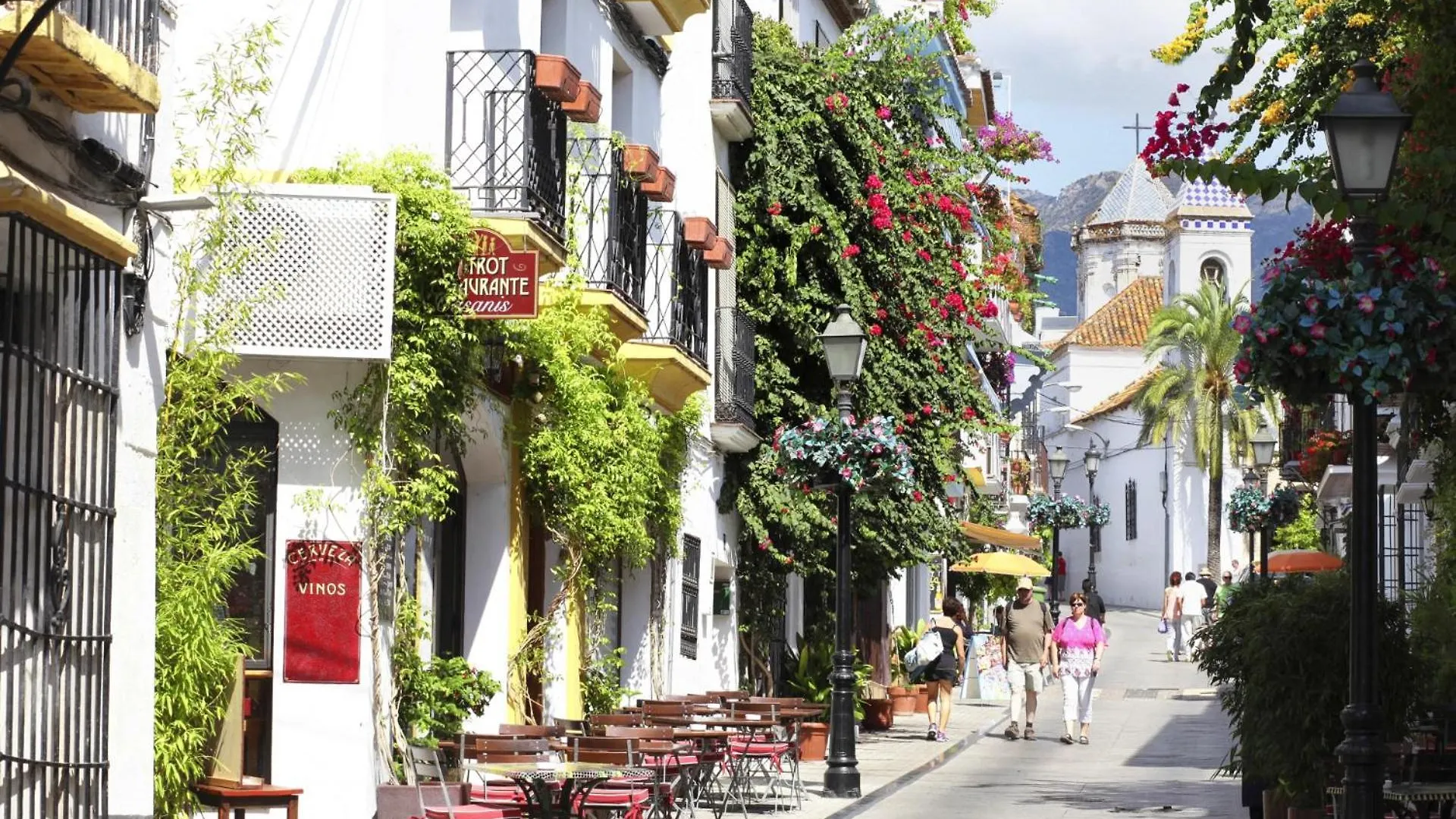 Seafront In Marbella With Pool And Garage Apartment