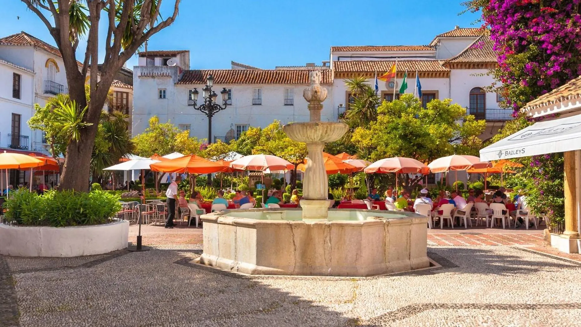 Seafront In Marbella With Pool And Garage Apartment