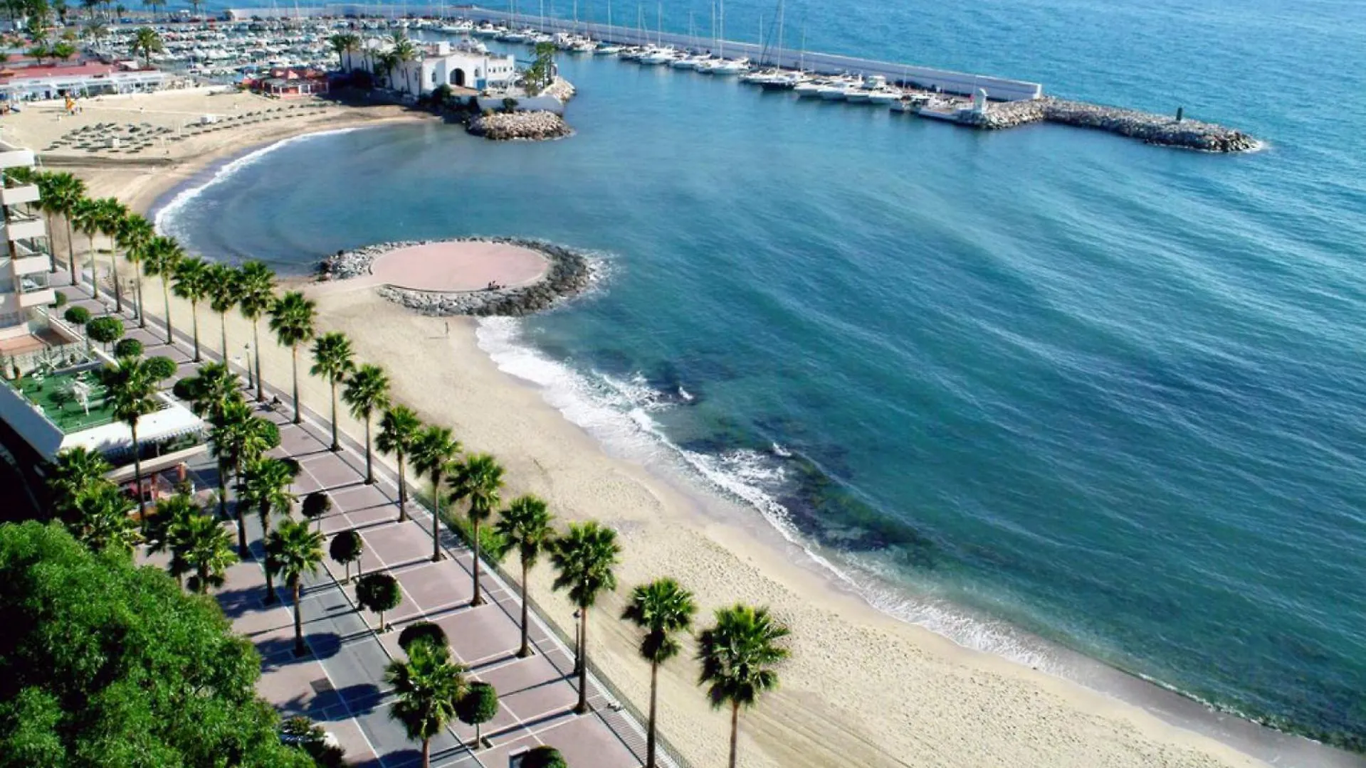 Seafront In Marbella With Pool And Garage Apartment